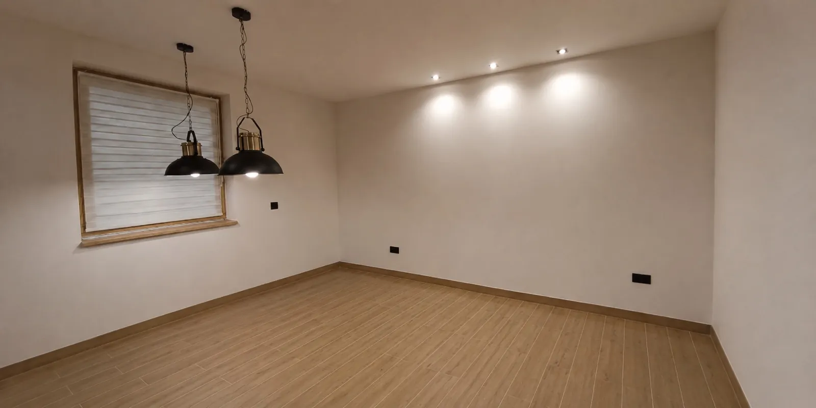 Pusty pokój przed montażem zabudowy kuchennej