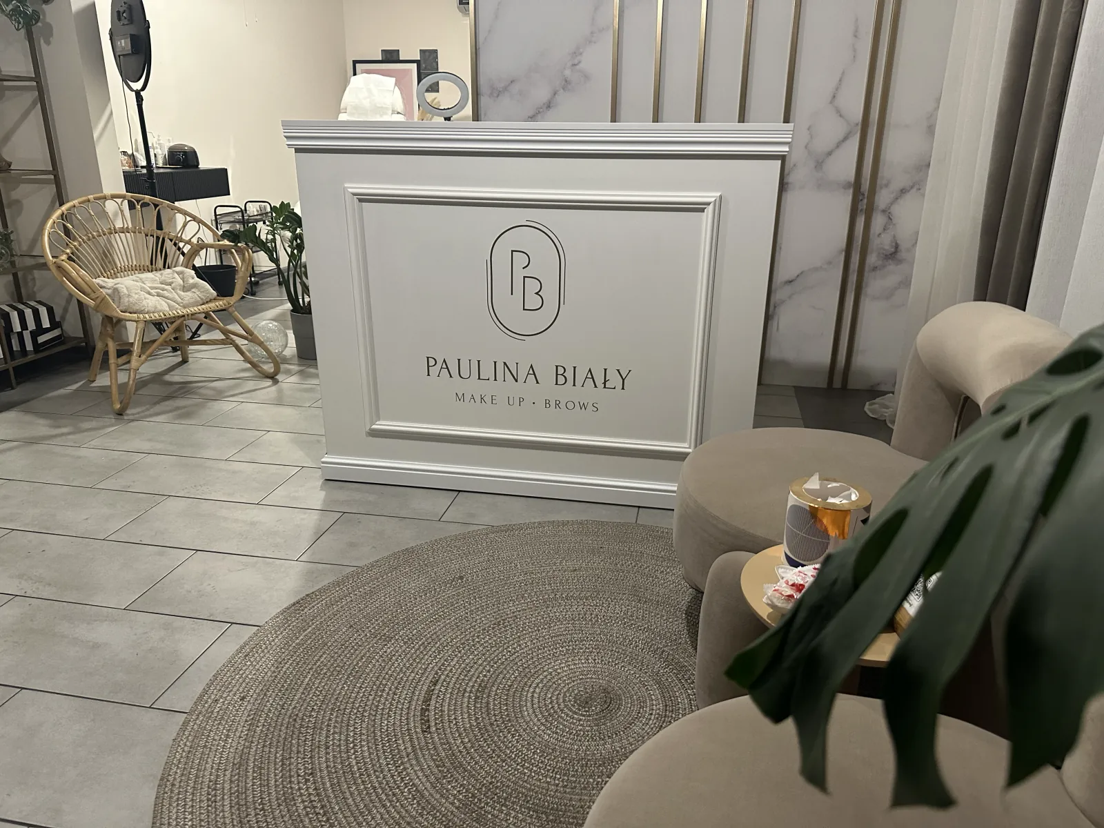 Lada recepcyjna do salonu kosmetycznego · Kromołów