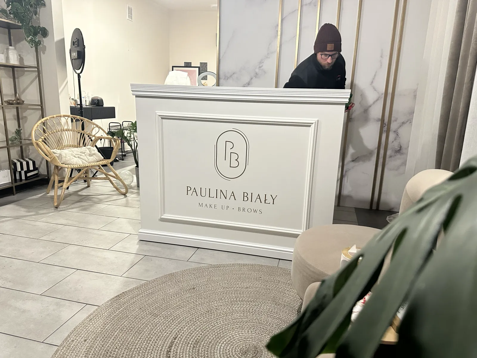 Montaż lady w salonie — nasz stolarz ustawia korpus na miejscu